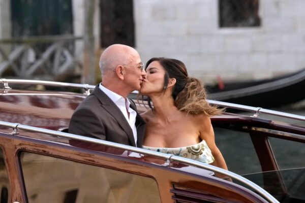 bezos kiss