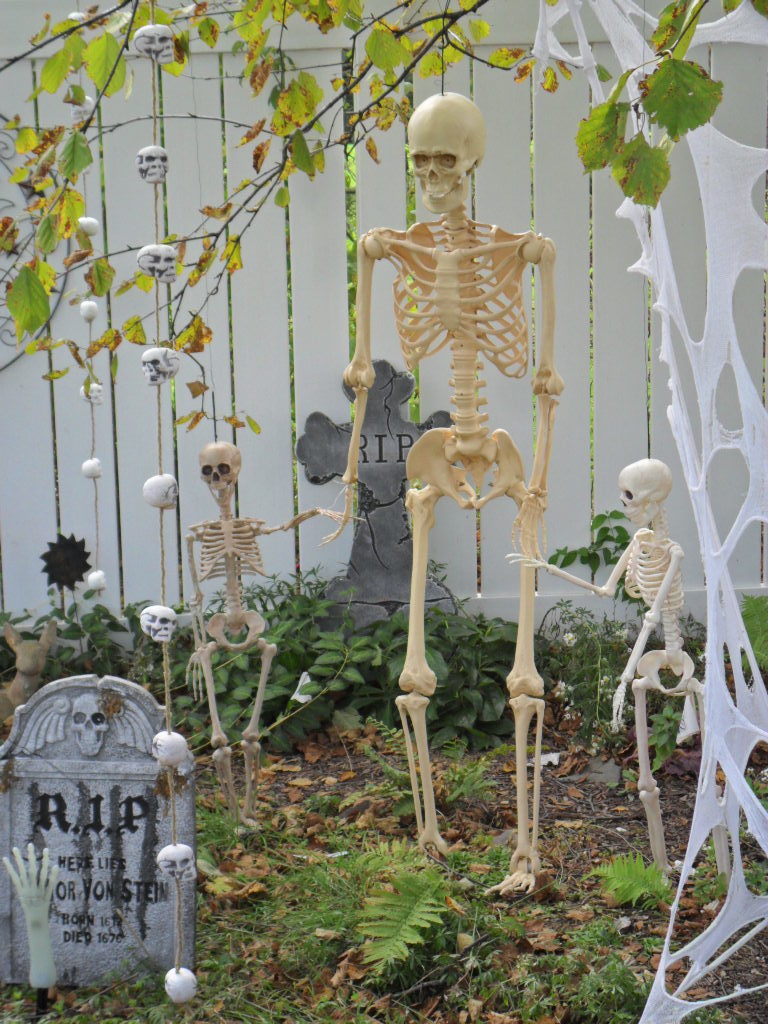Halloween - graveside mourners