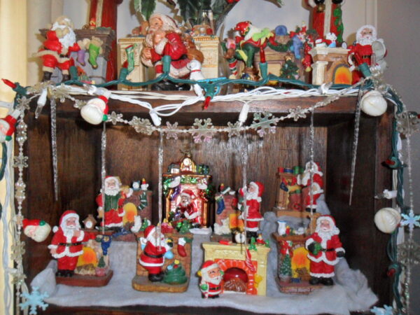 mantle santas