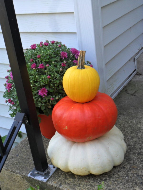 porch pumpkin stack1