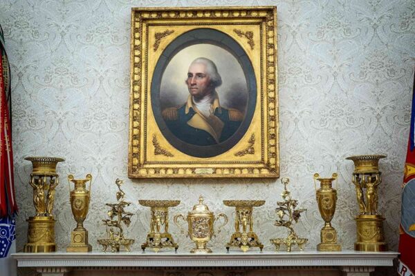 gold knick-knacks in the Oval Office